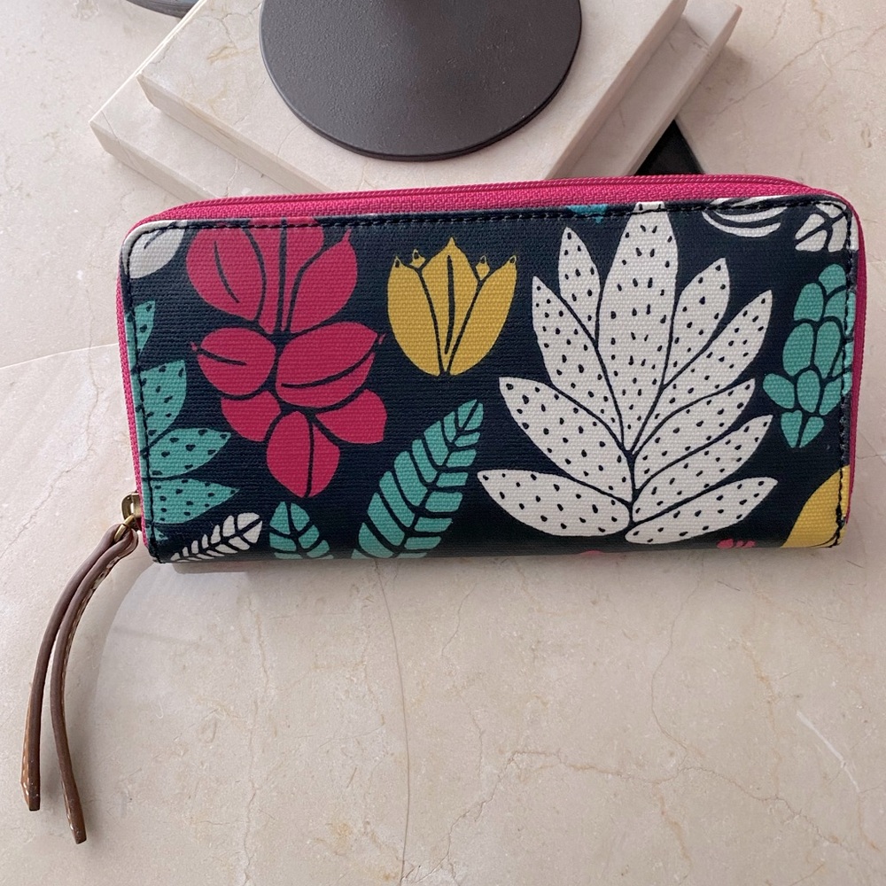 NWT Fossil Eliza Clutch Dark Floral